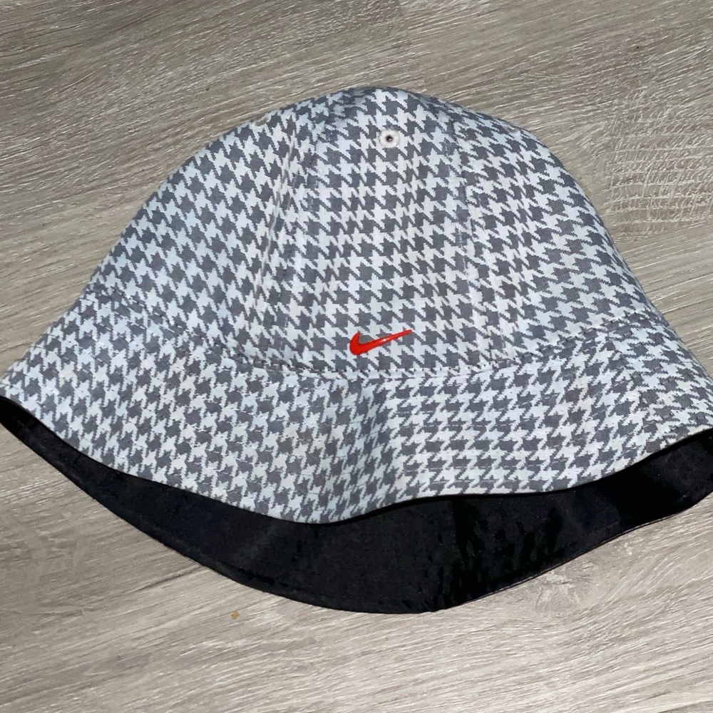 Nike - monochrome grey houndstooth bucket hat